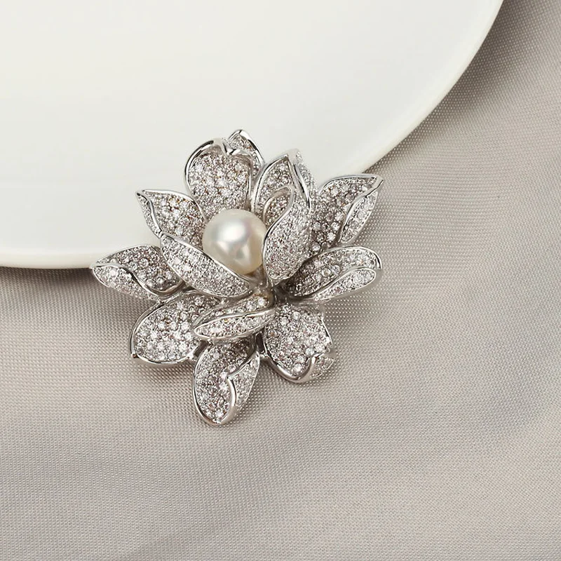 Роскошные Rhinestone Цветок Броши Для женщин натуральный жемчуг Значки для Женский Свадебные Броши Ювелирные изделия из кристаллов аксессуары