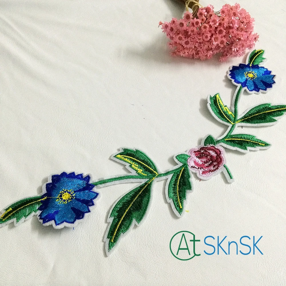 50 шт./лот Красивый Синий Цветок патч Вышитые Железа На Патчи для Одежды Наклейки