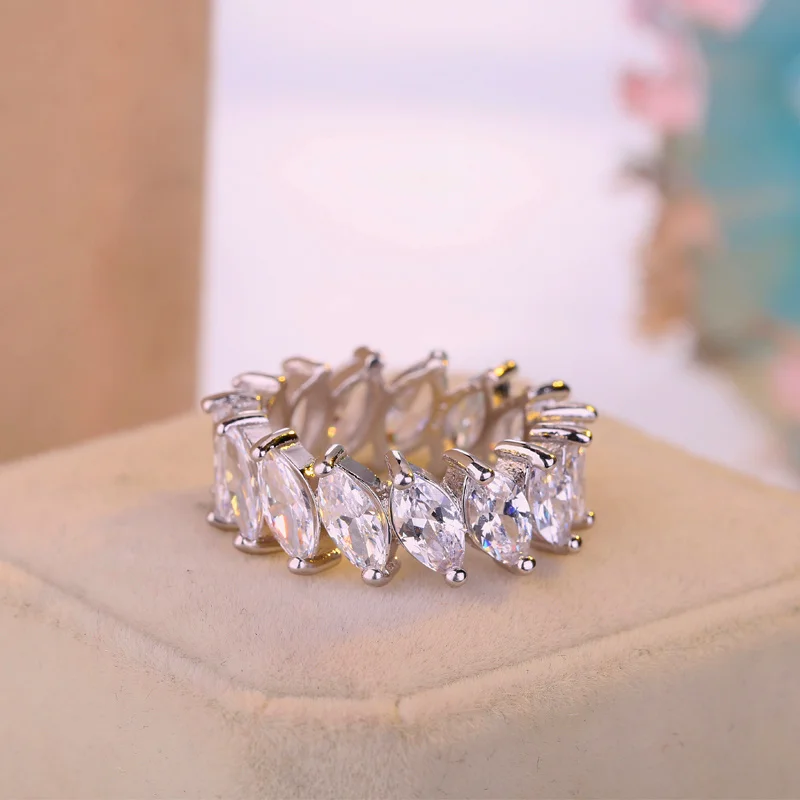 Женское обручальное кольцо BeaQueen серебристого цвета с фианитом маркиза