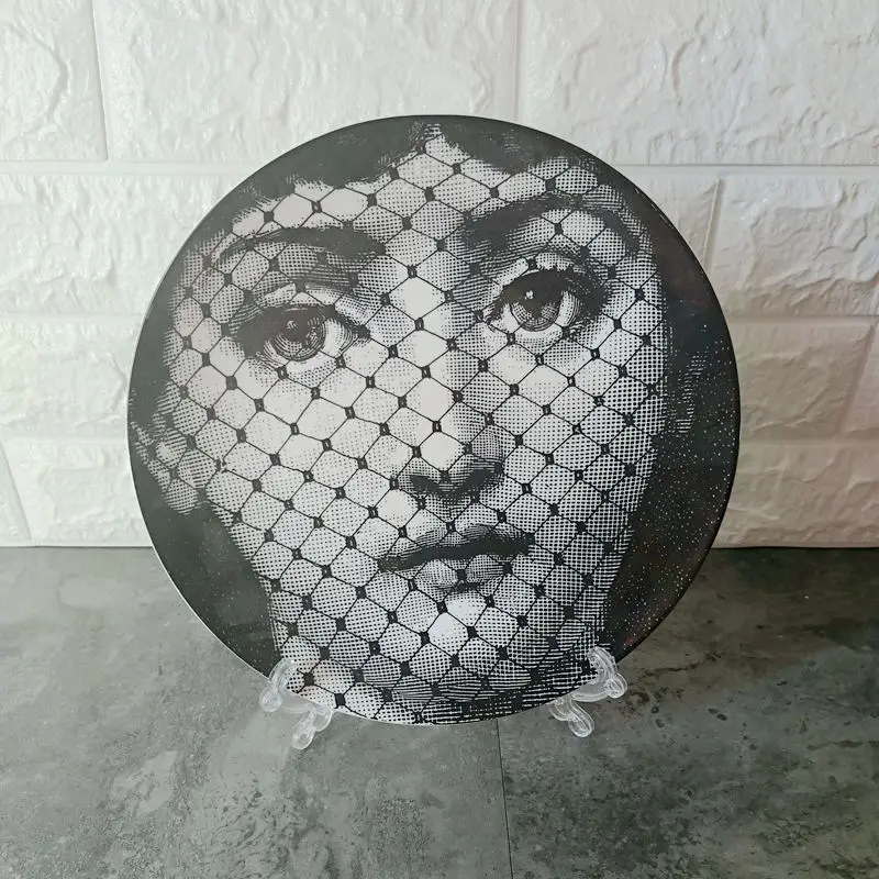 Декоративные тарелки Fornasetti с держателем, декоративные керамические Hogar Manualidades Fornasetti, фарфоровые настенные тарелки - Цвет: J