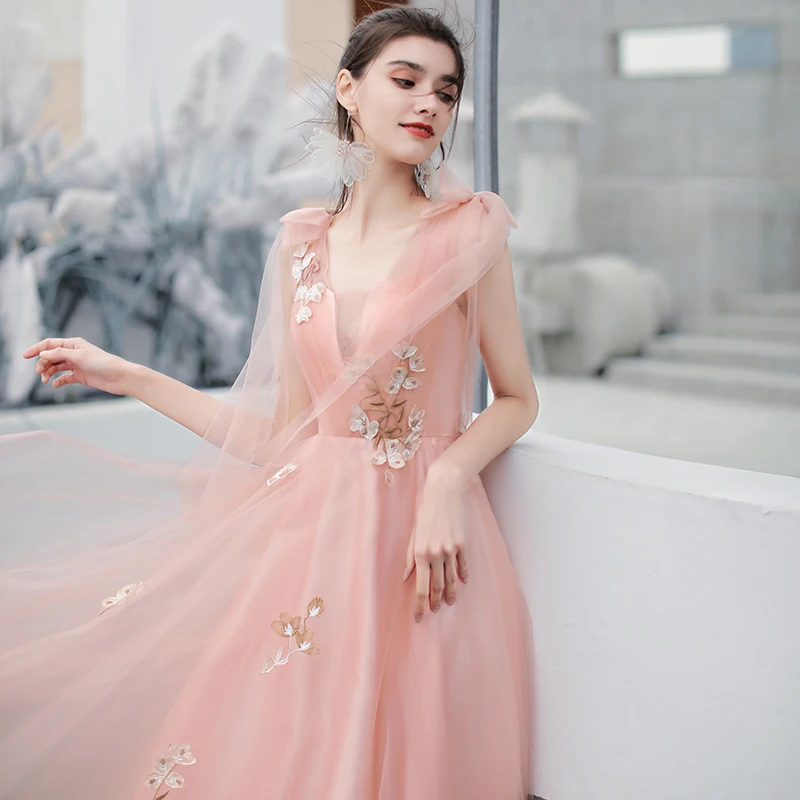 Платье SSYFashion коктейльное без рукавов с треугольным вырезом длиной до колена
