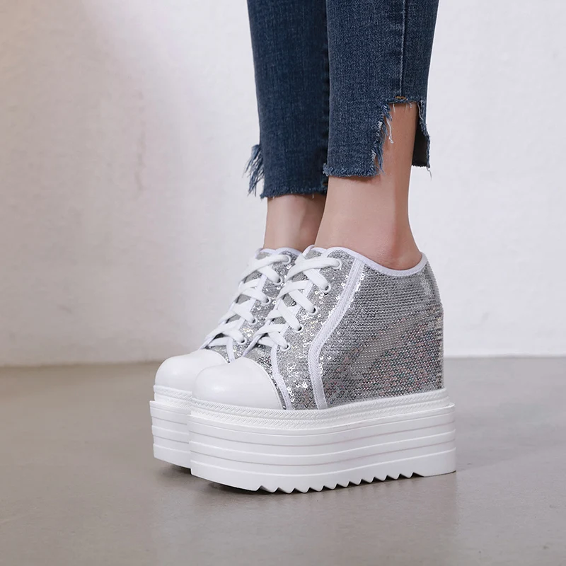 Женские кроссовки на скрытой танкетке белые платформе высотой 14 см повседневные