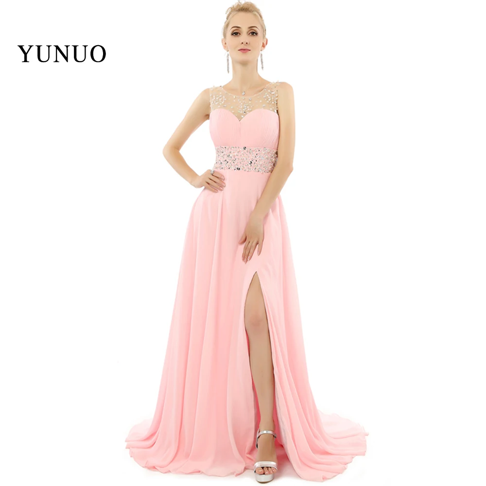 Розовое платье А силуэта с открытым вырезом длинное в пол о и бусинами для