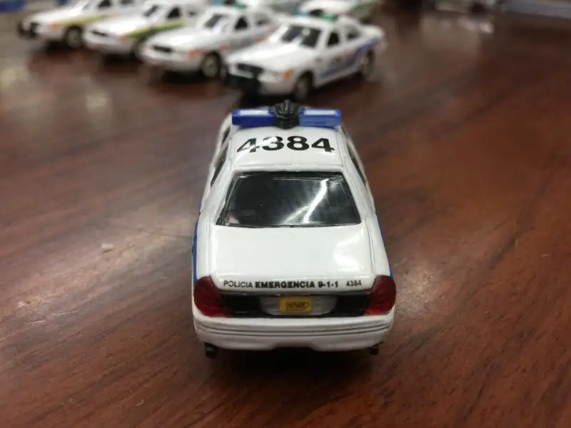 Премиум литой металлический сплав 1: 64 Crown Victoria 2002 Ford Crown Victoria модель полицейской машины игрушка
