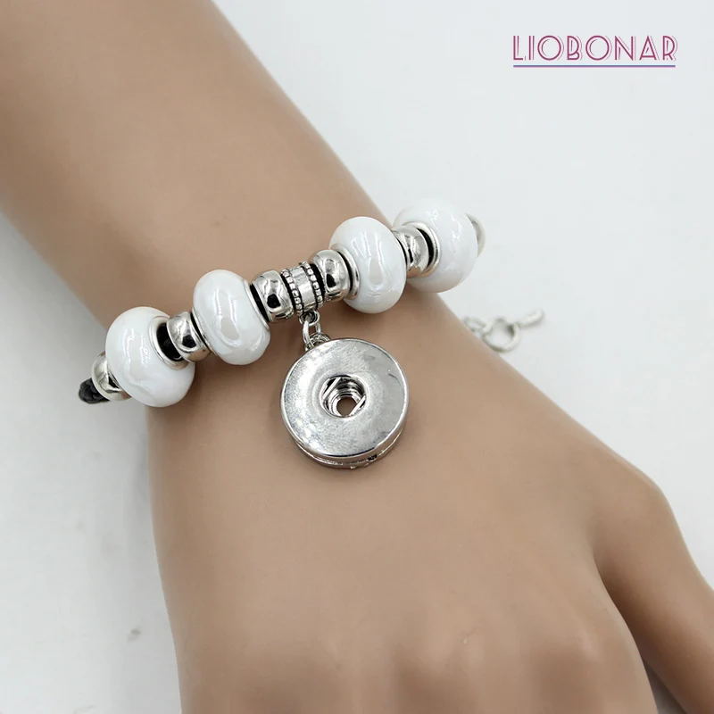 Женский кожаный браслет с керамическими бусинами черный кнопками для