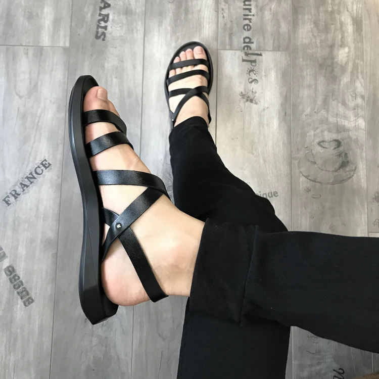 Низкая цена летние сандалии гладиаторы на плоской подошве пляжные из мягкой кожи