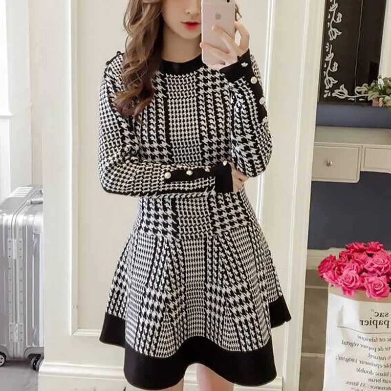 Возможно черное белое Красное вязаное платье с длинными рукавами и пуговицами