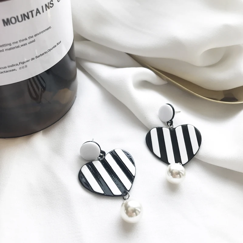 Новинка 2017 года корейский Мода акриловые полоса точка в сердце Серьги имитация