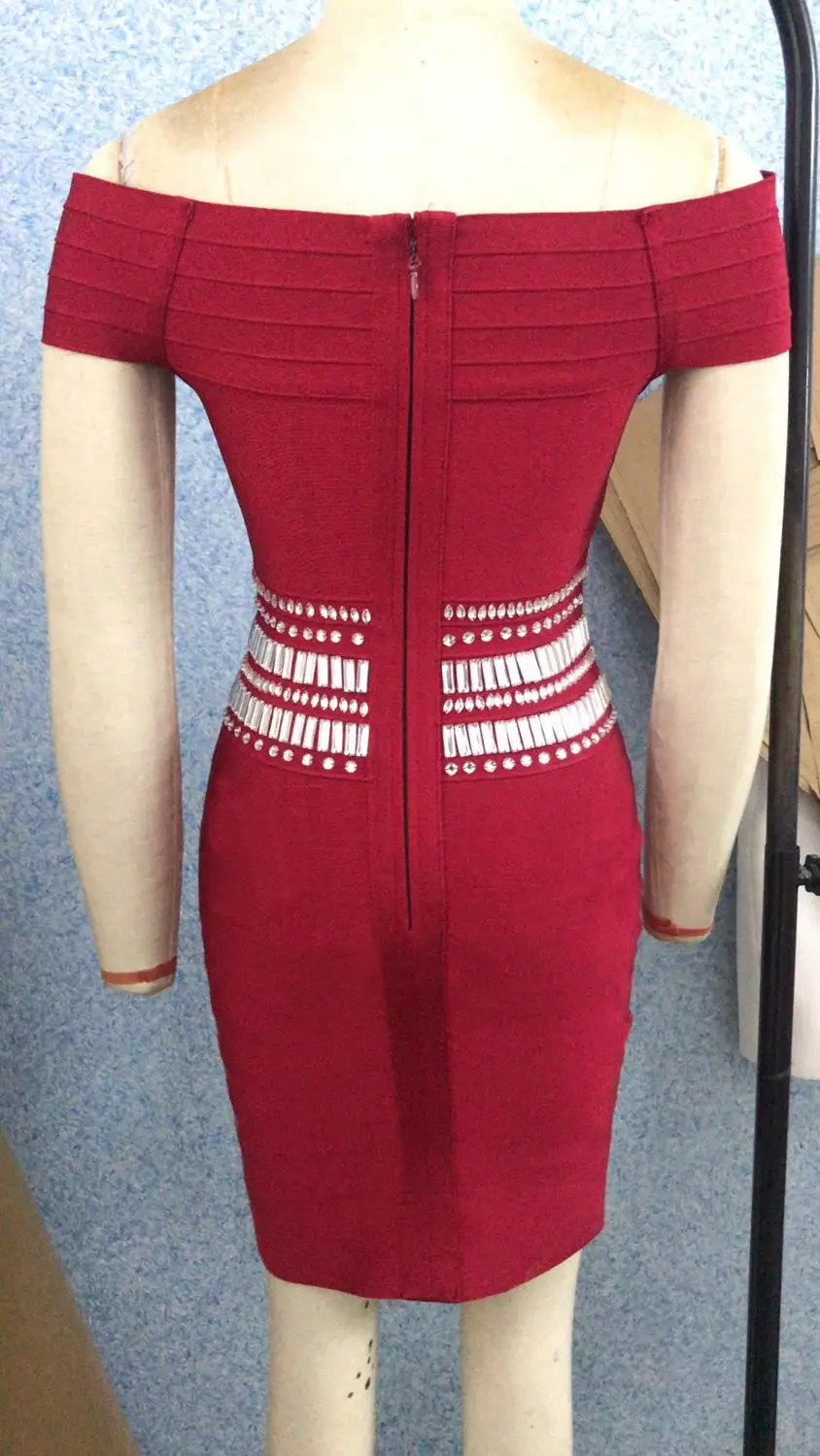 Женское платье с открытыми плечами белое Бандажное бусинами дизайнерское