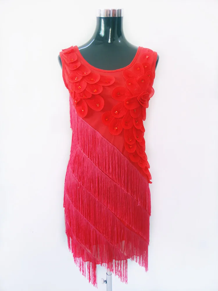 Женское коктейльное платье с бахромой украшенное бусинами и цветами модель 1920 s