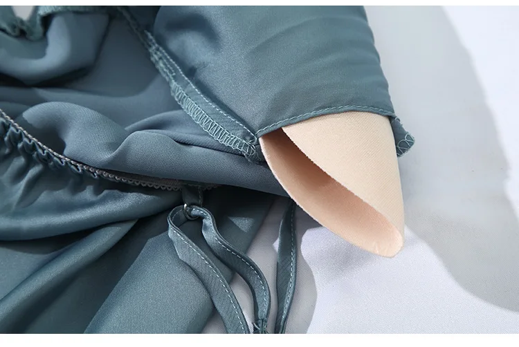 Женская шелковая пижама летняя атласная на тонких бретельках с v образным