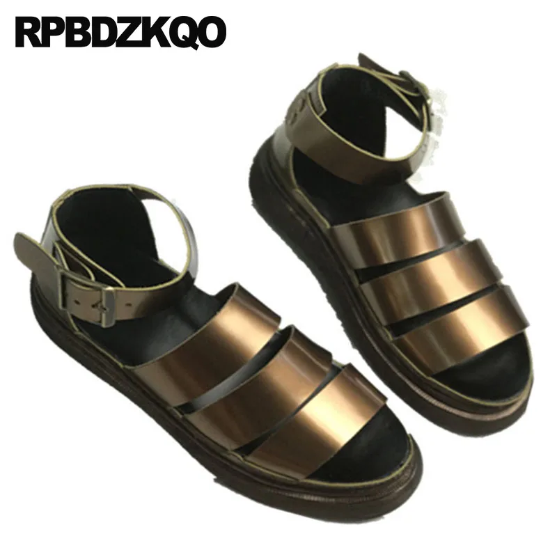 Женские босоножки из лакированной кожи сандалии гладиаторы на танкетке с