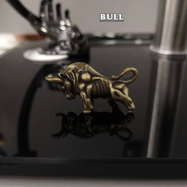 Bull Мини ретро латунный животный Статуэтка медный верблюд украшение стола орнамент домашний офисный стол Декоративная скульптура карманная ручная игрушка подарок - Цвет: Bull