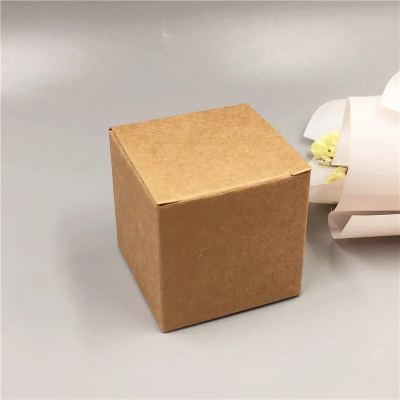 brown 120 шт./лот 4 цвета Бумага квадратные коробки для конфет с резными полые 5*5*5 см прекрасный свадебный упаковка подарочная коробка - Цвет: brown