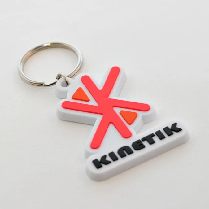 Брелки в форме красных букв пластиковый логотип рекламные подарки