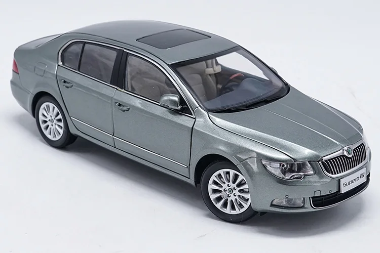 Оригинальная коробка, новинка, 1:18 Skoda Superb, литая под давлением металлическая модель автомобиля, игрушка для детей, подарки на день рождения, коллекция игрушек