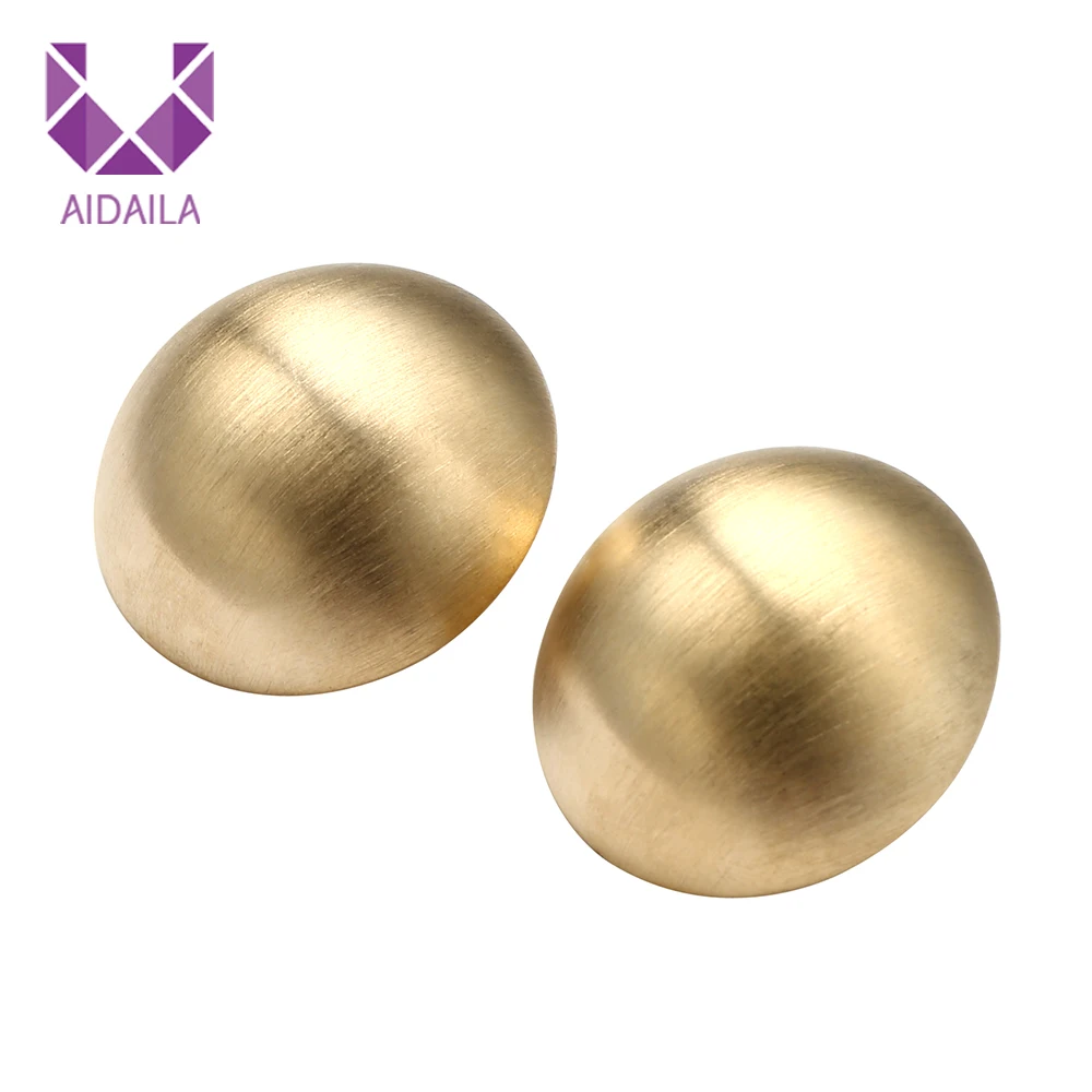 Женские золотистые металлические серьги гвоздики с полушариками европейские