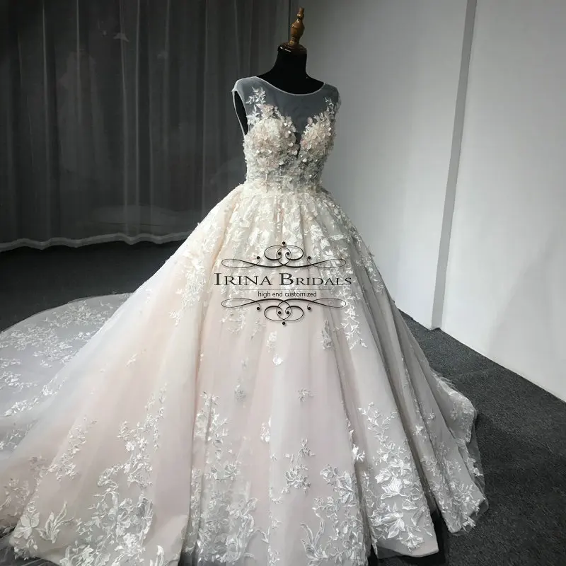 Свадебное платье с кружевной аппликацией и цветами на низкой спине Irina Bridals