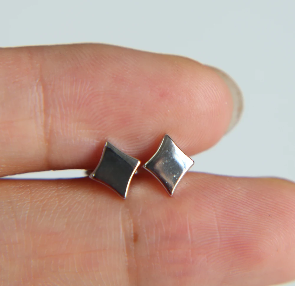 Женские серьги гвоздики в виде ромбов серебро 2017 пробы золотистые/серебристые