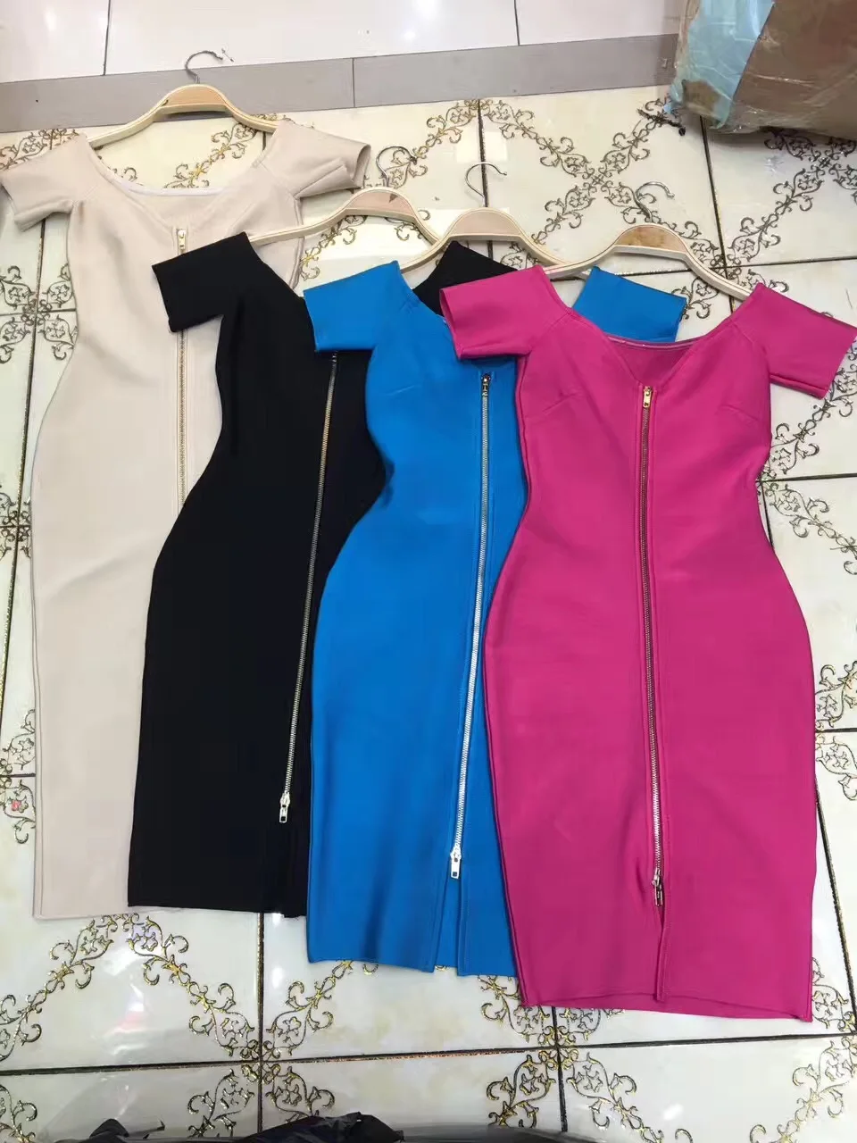 Женское облегающее платье из вискозы розовое синее бежевое черное с молнией