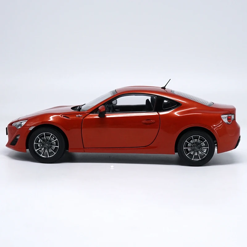 Новинка 1:18 TOYOTA GT 86 модель спортивного автомобиля из сплава красный для детей