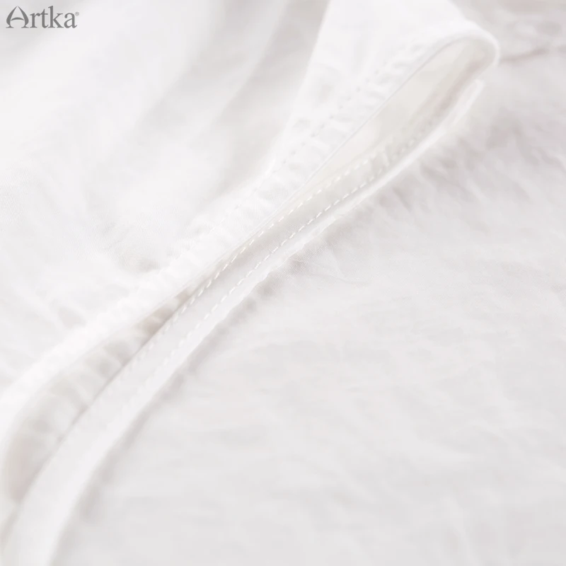 Блузка ARTKA Женская винтажная тонкая универсальная с треугольным вырезом без