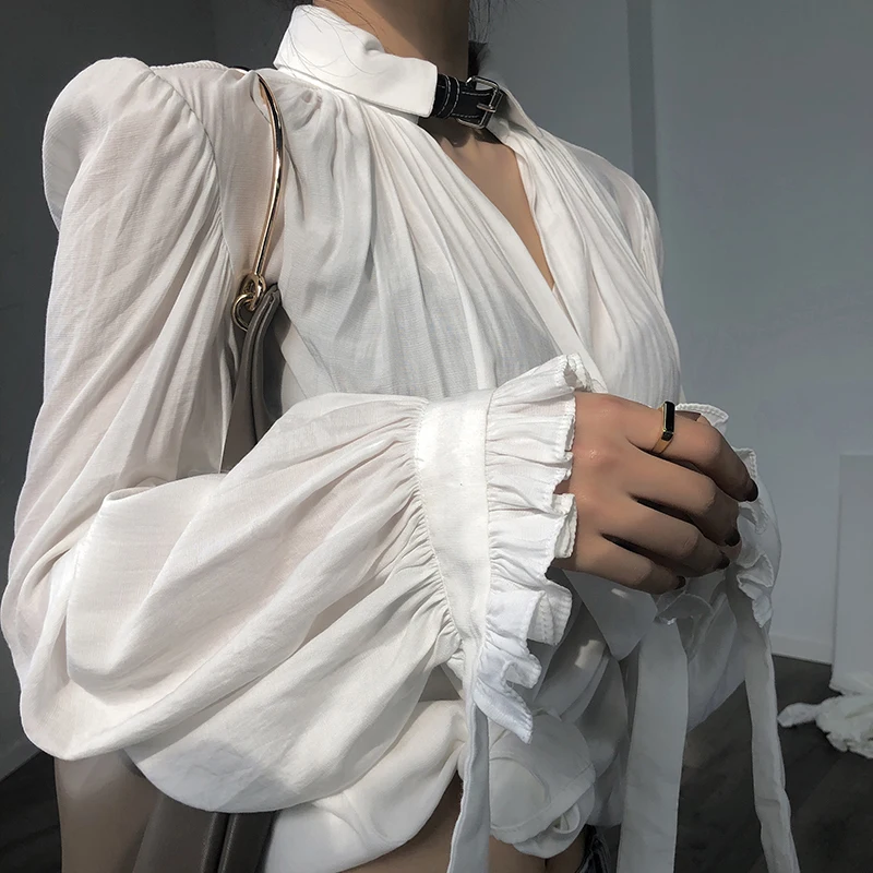TWOTWINSTYLE перспективная Лоскутная Сексуальная Блузка для женщин с v-образным вырезом и пышными рукавами на шнуровке Женская мода Весенняя Корейская Новинка