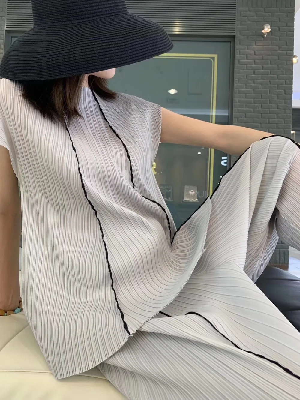 Miyake/модный костюм; футболка с короткими рукавами и воротником-лодочкой+ штаны-шаровары; комплект из двух предметов;