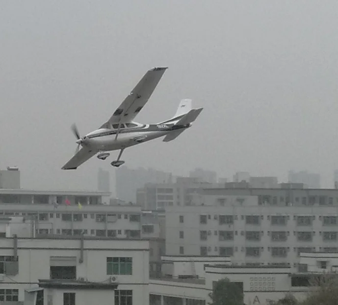 Радиоуправляемый игрушечный самолет EPO Cessna 182 1410 мм размах крыльев 6ch с закрылками и светодиодный светильник PNP