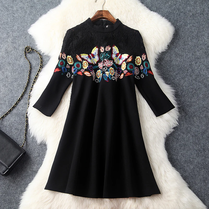 Осенне-зимнее подиумное женское платье черного цвета трапециевидного силуэта