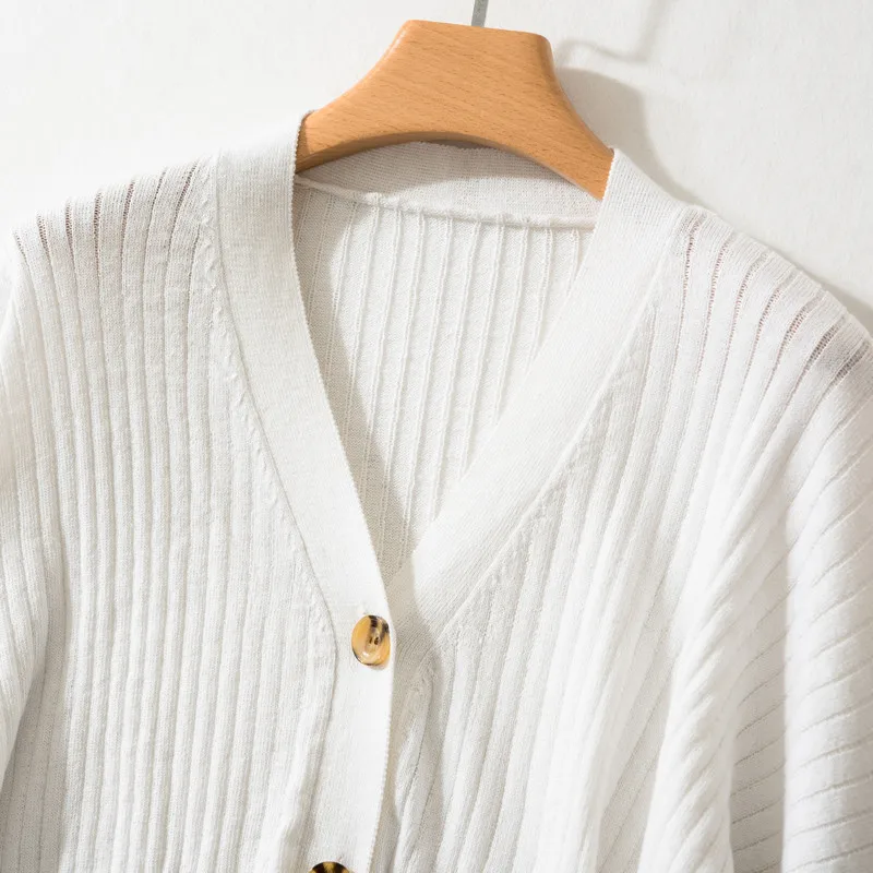 Женский шерстяной кардиган в рубчик вязаный с v-образным вырезом и вертикальными