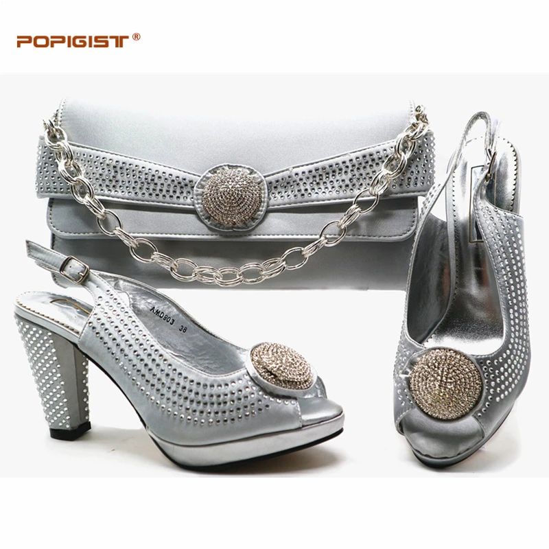 Комплект из женских туфель и сумочки коричневого цвета украшенный стразами