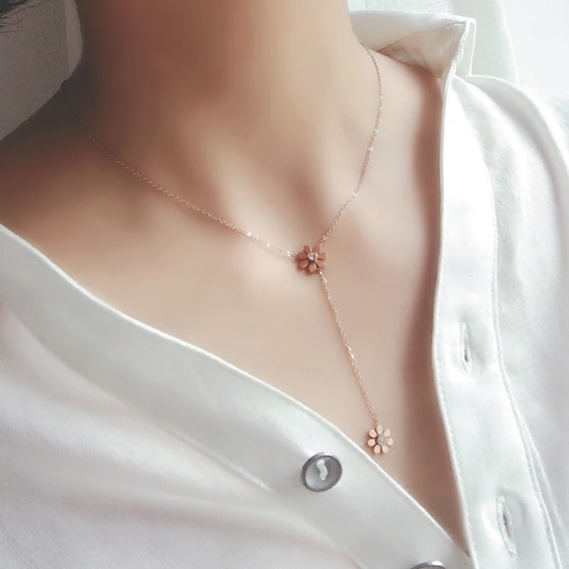 

YUN RUO New Arrival Rose Gold Color Crystal Inlay Daisy Pendant Necklace Fashion Titanium Steel Woman Jewelry Birthday Not Fade