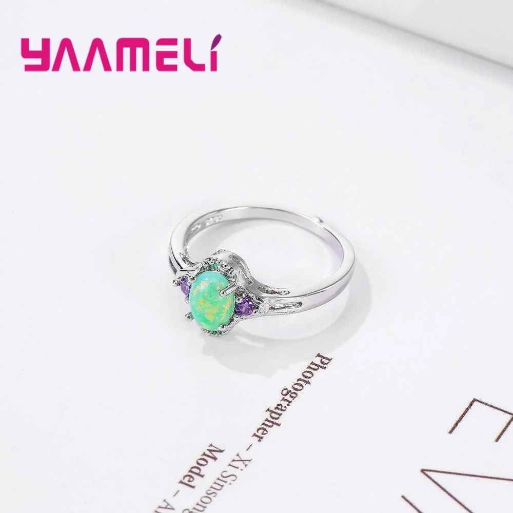 Кольцо из серебра 925 пробы с зеленым опалом и двумя красивыми фиолетовыми