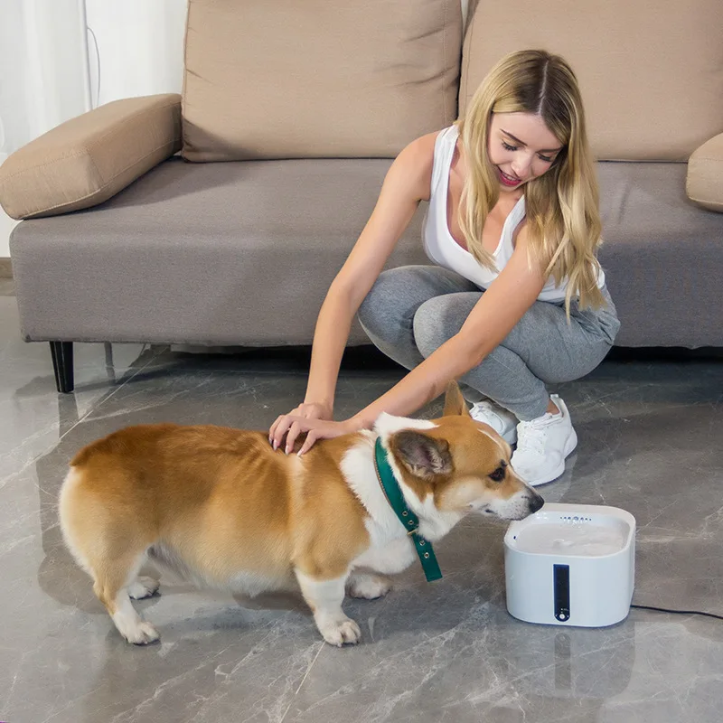 Водяной фонтан для домашних животных емкость 2 л электрическая автоматический