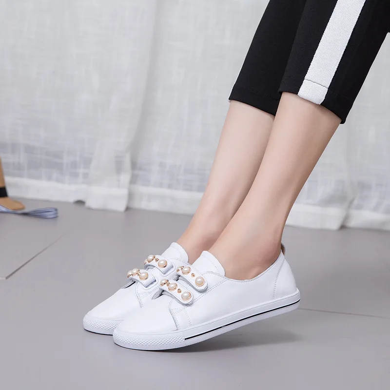 Женская обувь из воловьей кожи на плоской подошве с украшением жемчуга