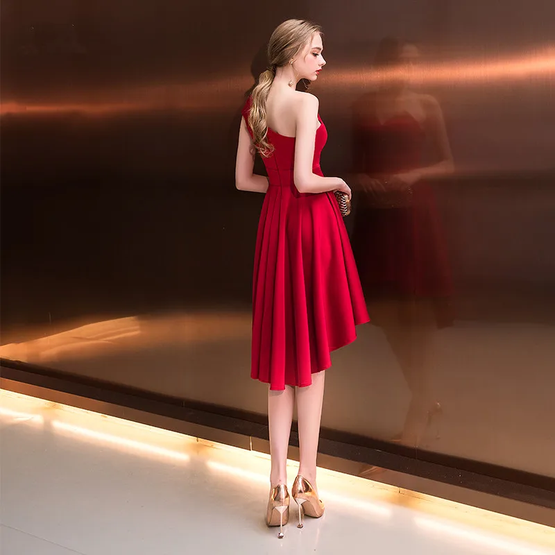 Женское платье на одно плечо с открытой спиной | Свадьбы и торжества