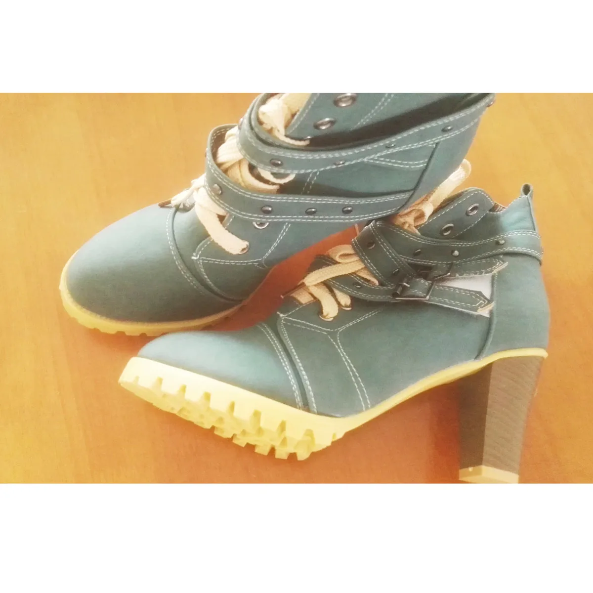 Женские ботильоны из нубука на высоком каблуке со шнуровкой и ремешком весенние