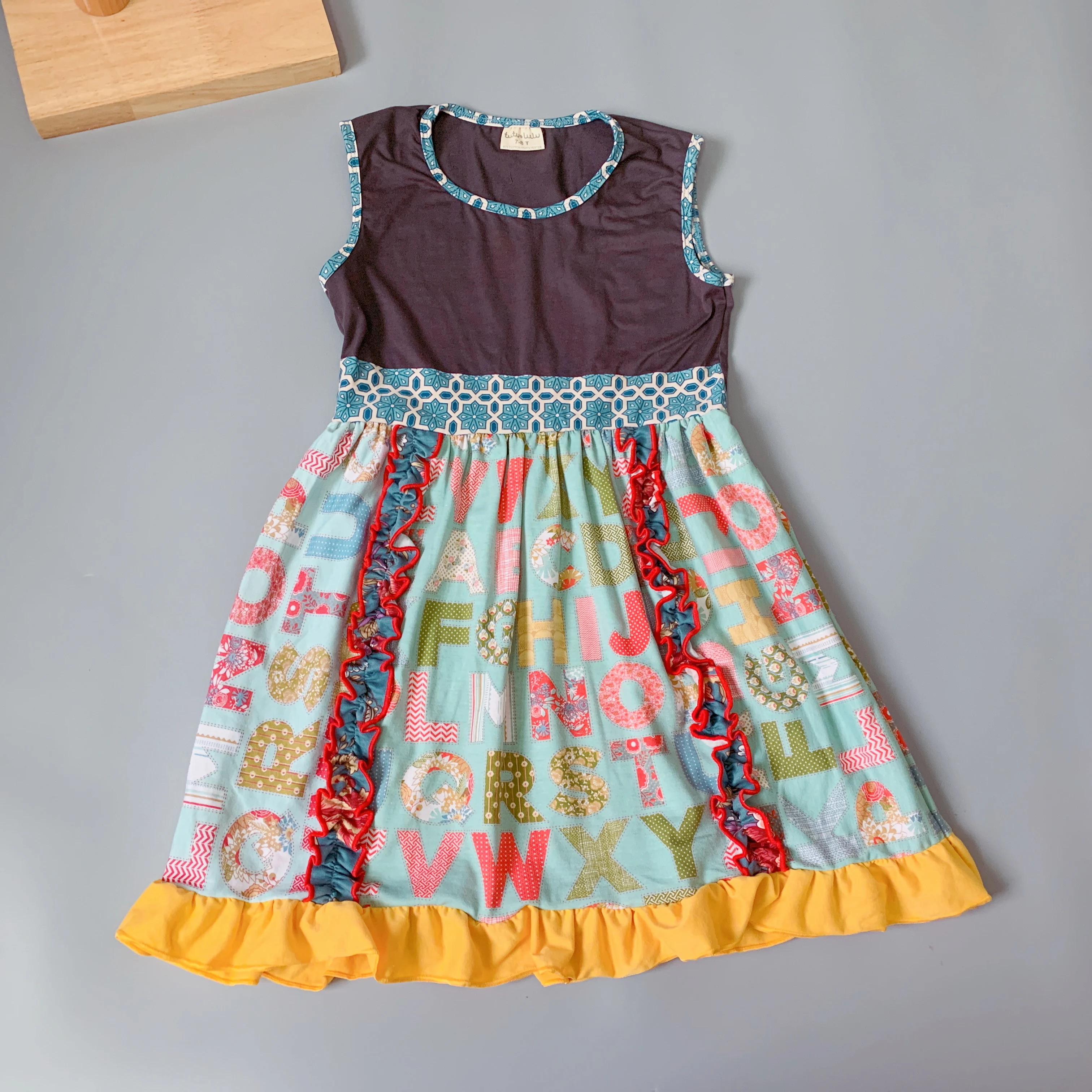 Летнее темно-серое классическое дизайнерское платье с оборками и буквами