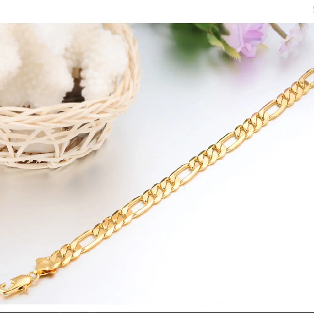 Массивный женский и мужской браслет Фигаро на запястье с плетением цепочки