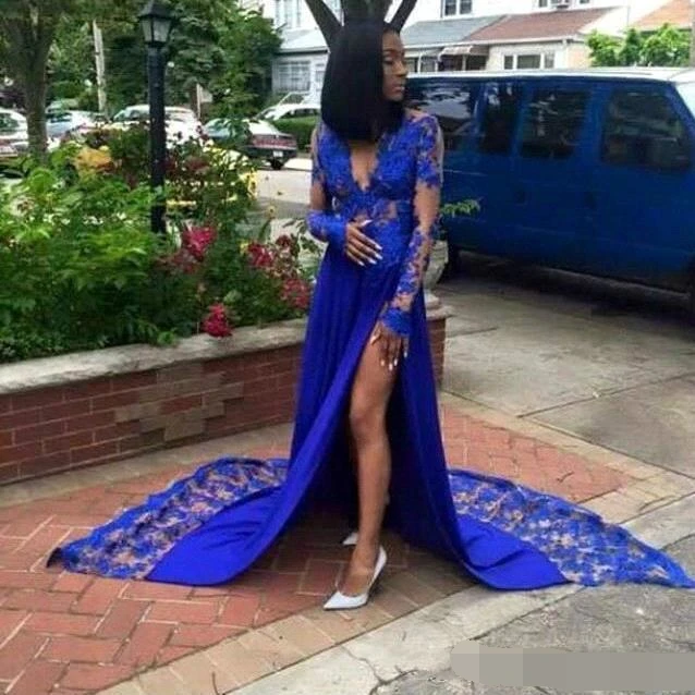 Платье с глубоким вырезом и кружевной аппликацией элегантное вечернее платье