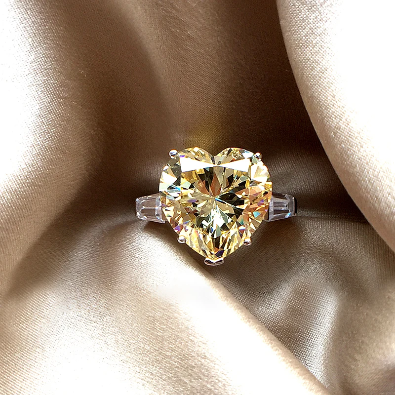 

Solid 18K White Gold 5ctw Moissanite Emerald Heart Ring And Yellow Moissanite Fine gold jewelry for Women