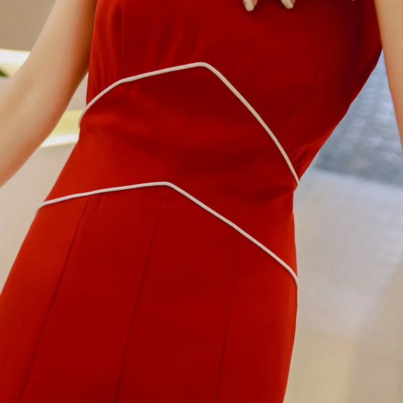 Женский офисный комбинезон без рукавов красный с воротником-стойкой и длинными