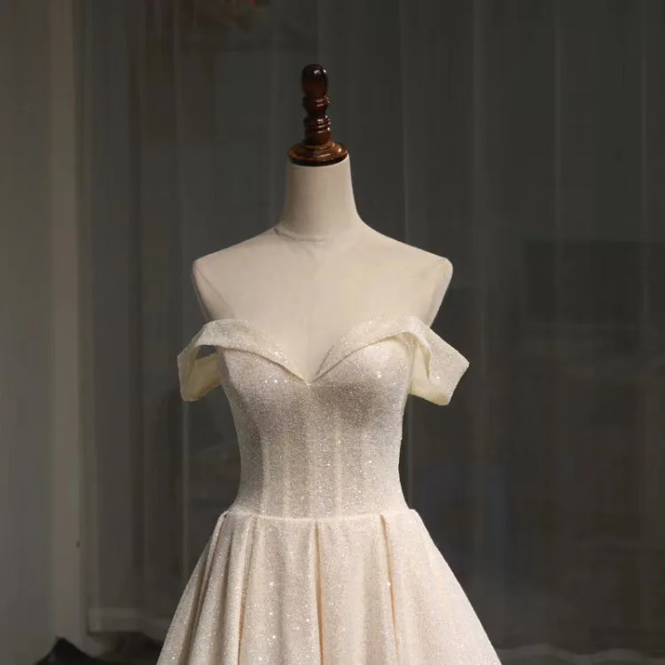 Свадебное платье CloverBridal с длинным шлейфом открытыми плечами сверкающими