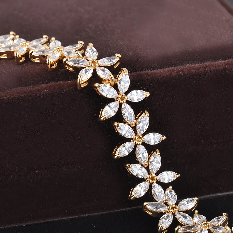 Комплект ювелирных изделий из колье и серёг ювелирный набор золотого цвета с