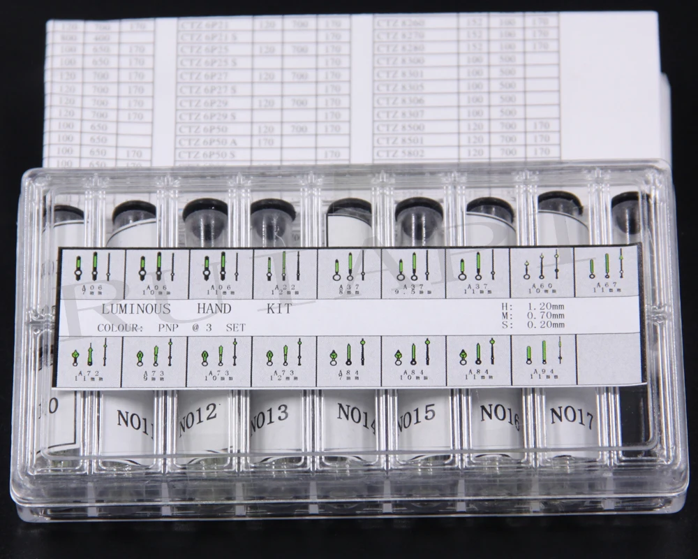 Серебристые светящиеся стильные часы подходят для ручных размеров минут. 70 часов