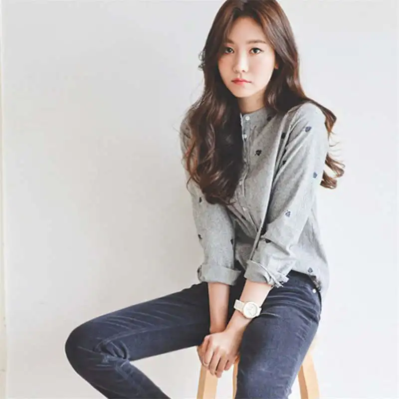 Женская блузка с длинными рукавами приталенная в полоску воротником стойкой и