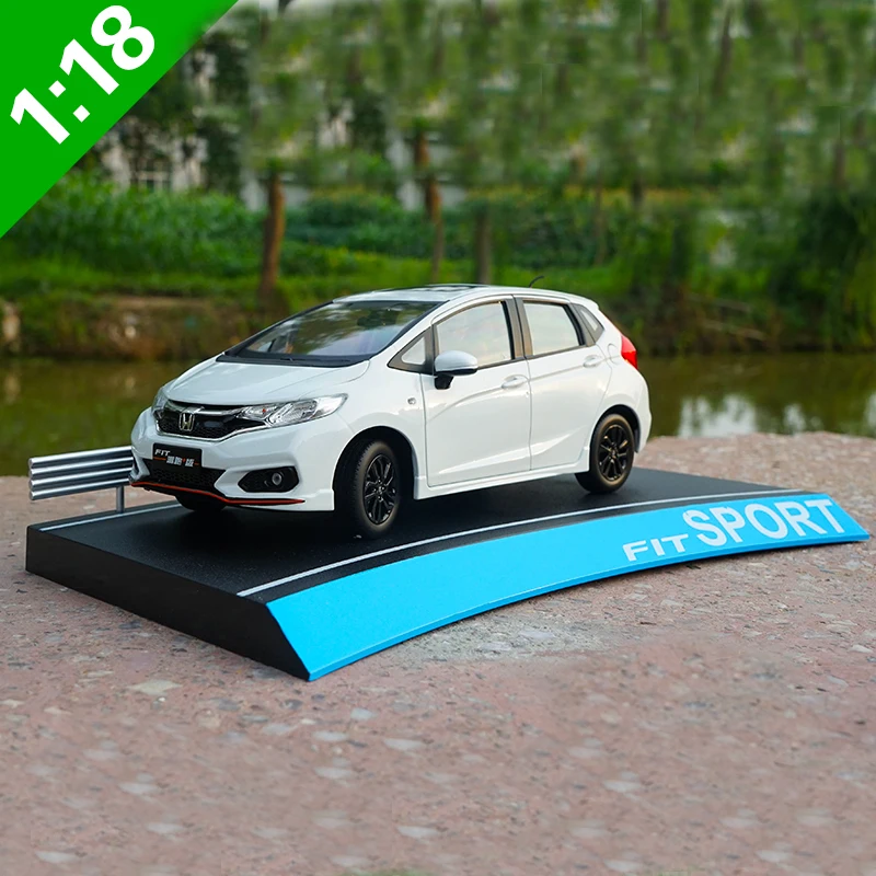 Коллекционная металлическая модель автомобиля Honda FIT Sport 1/18 коллекция подарков