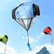 Дети на открытом воздухе играть парашют игры маленький карман спортивные развлечения рука бросать солдат игрушечные парашюты для детей в природе