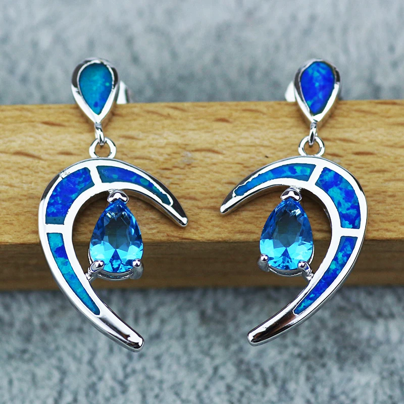 Великолепные серьги-подвески в форме Луны с голубым кристаллом и опалом